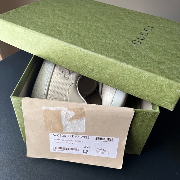 Gucci Sneakers. Like new. Only worn 3 times. Extra laces and dust bag included. - Picture 4 of 6